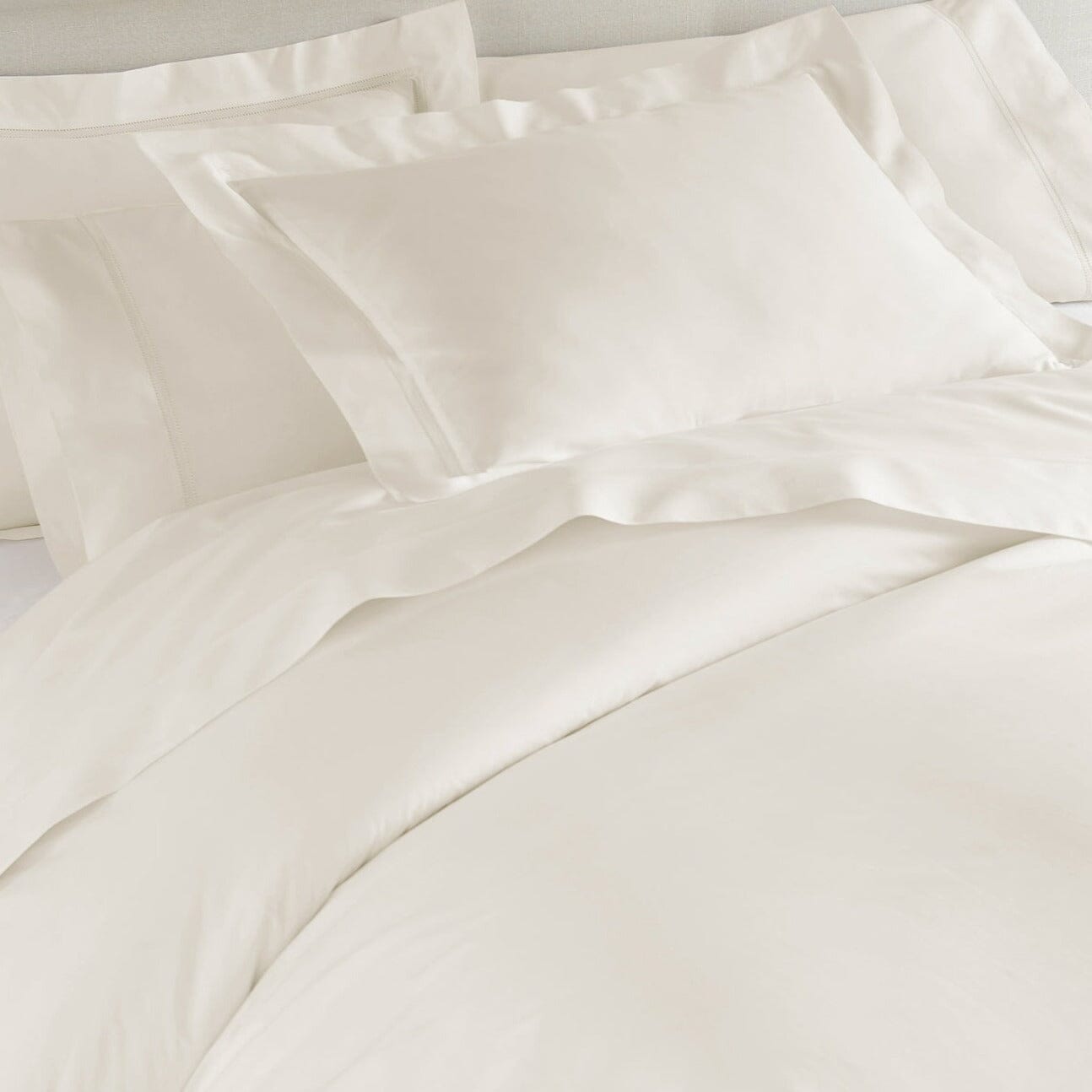 Lyric Percale Bedding in Ivory by Peacock Alley