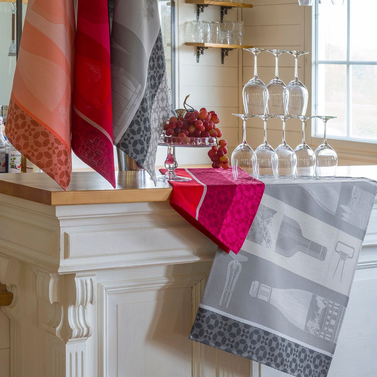 Vin en Bouteille Pink Tea Towels by Le Jacquard Français